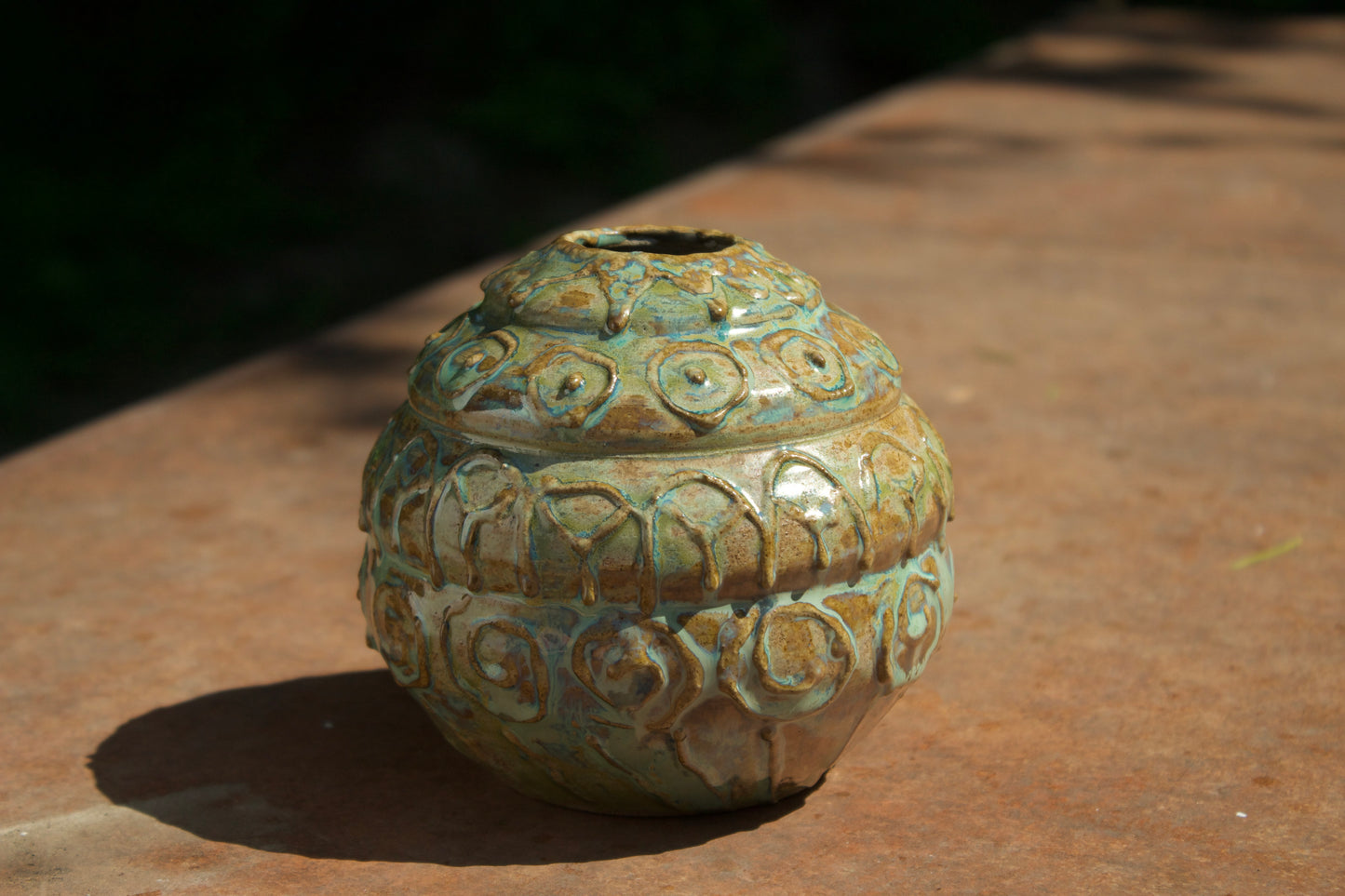Vaso con decorazioni a rilievo