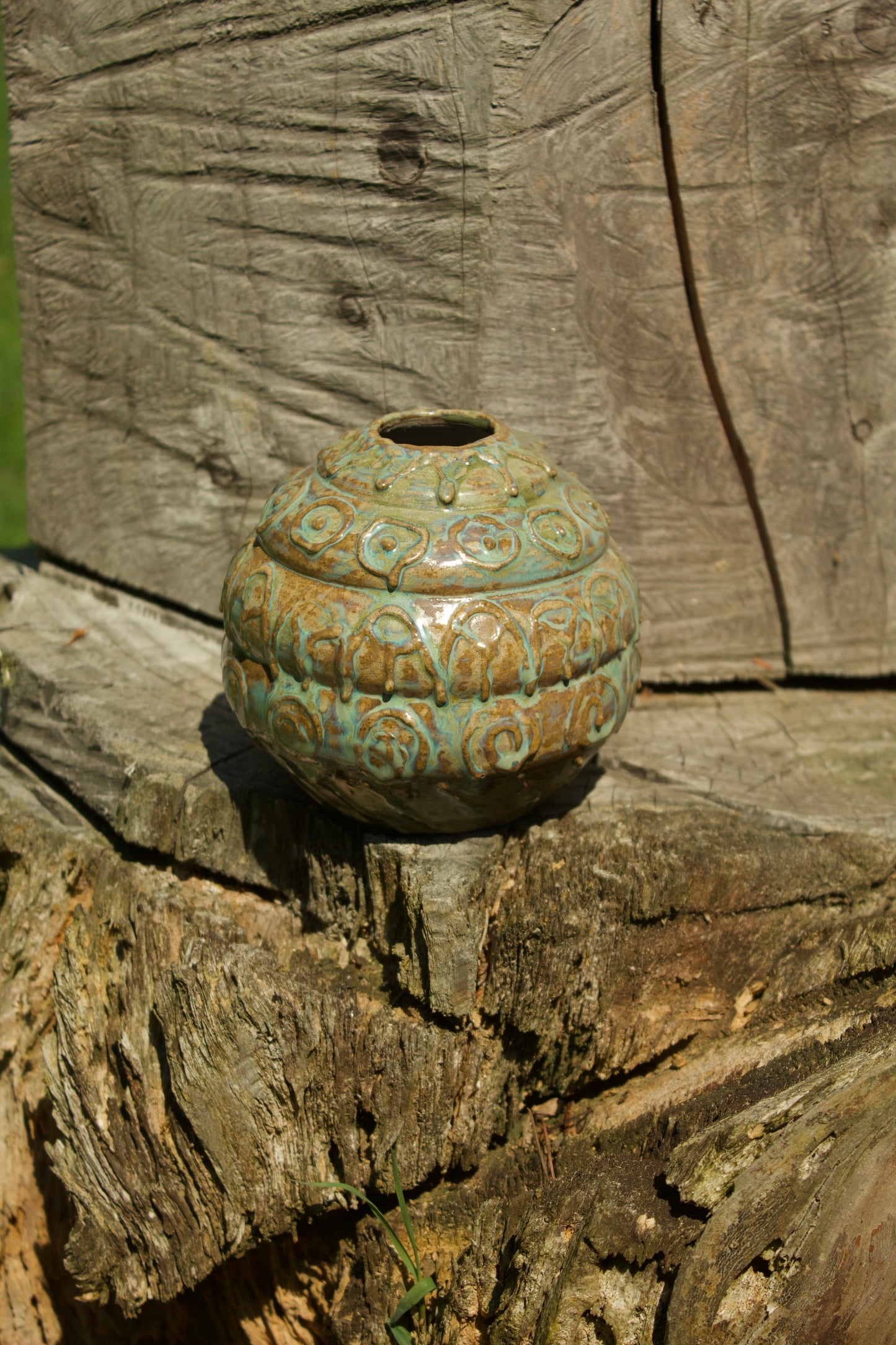 Vaso con decorazioni a rilievo