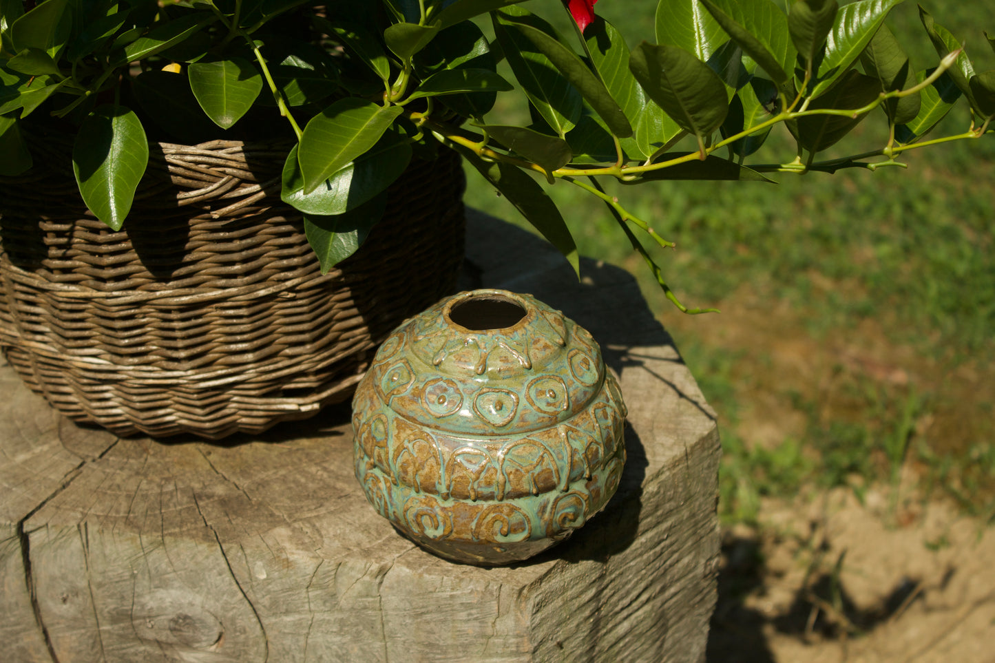Vaso con decorazioni a rilievo