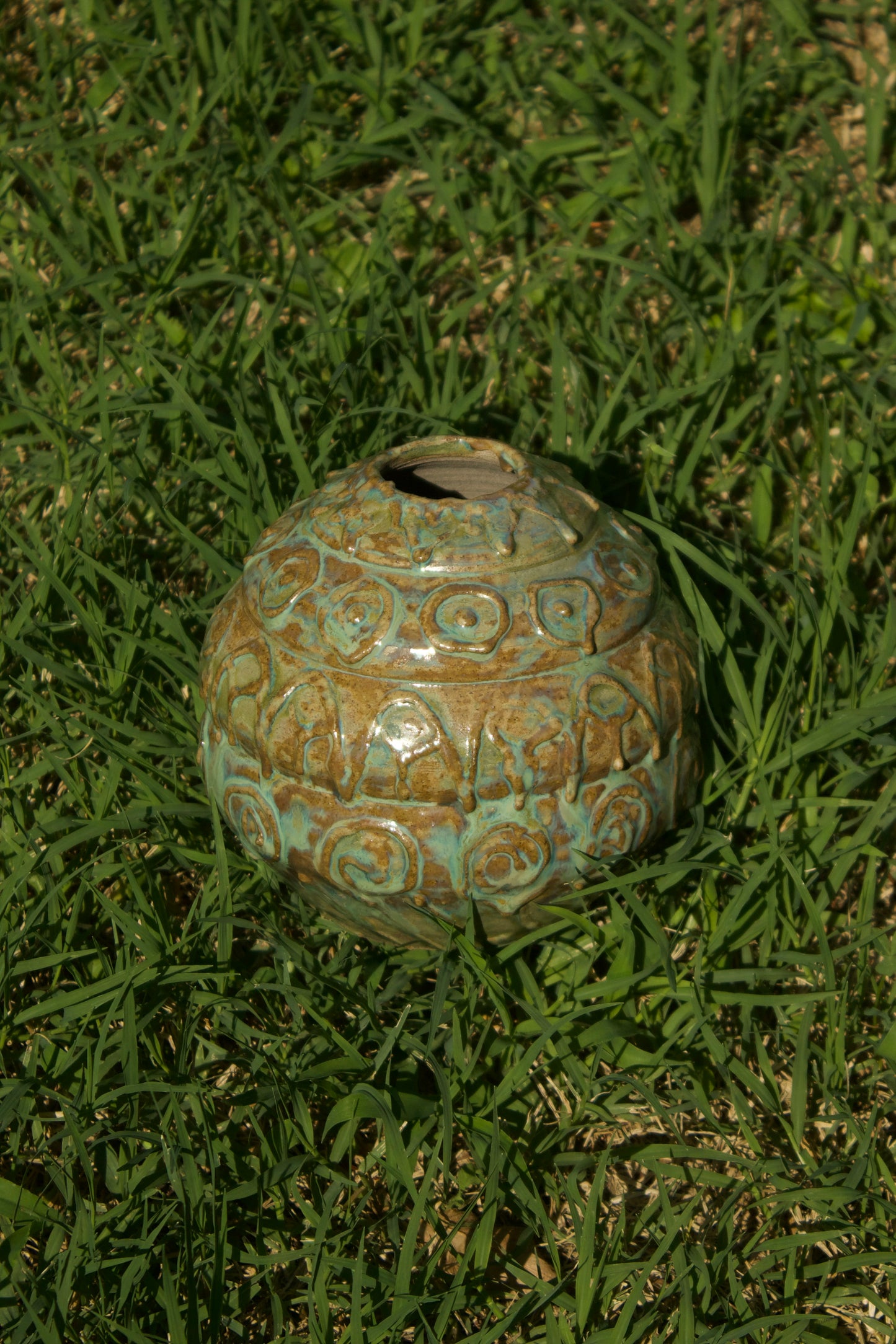 Vaso con decorazioni a rilievo
