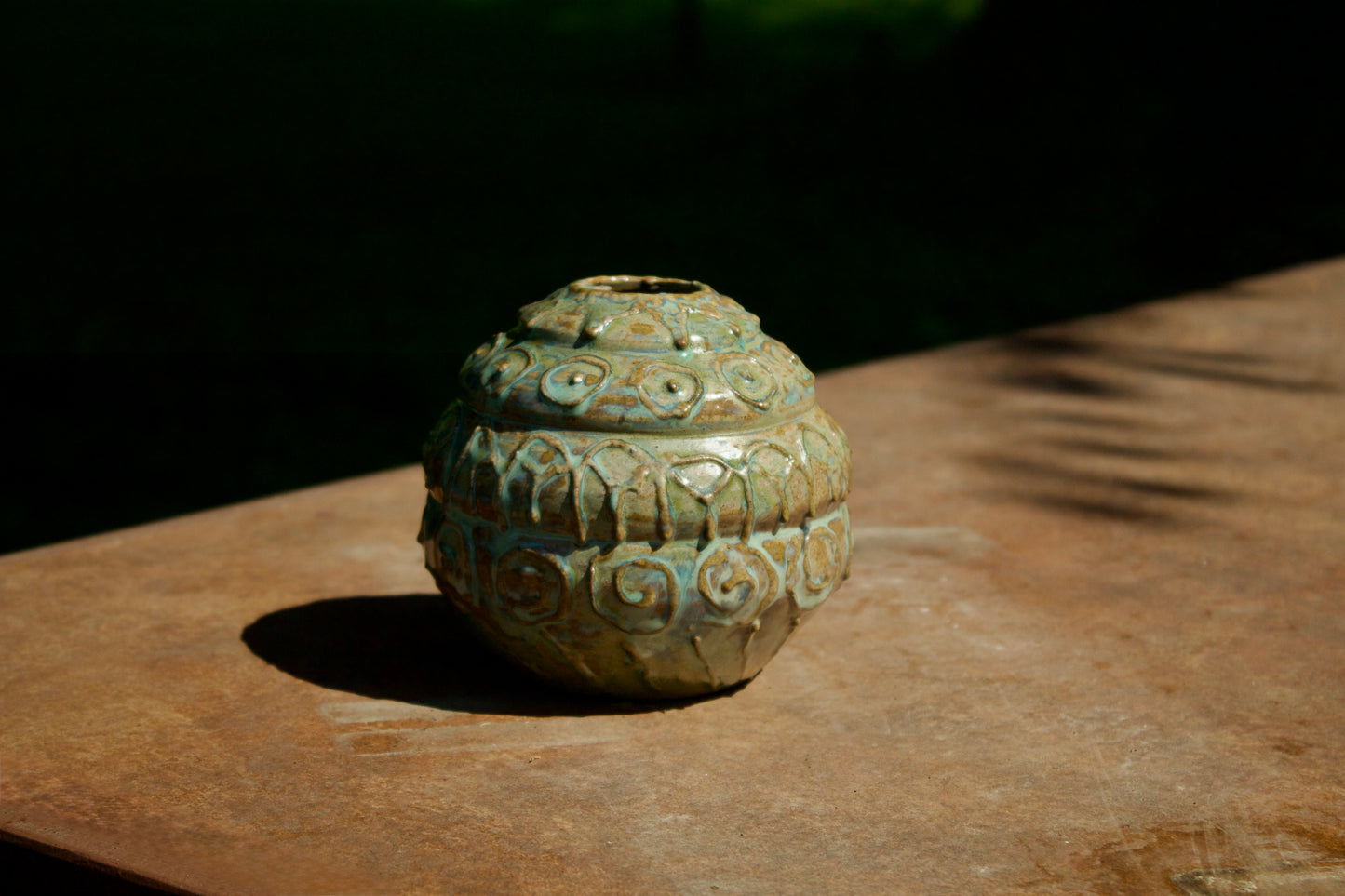 Vaso con decorazioni a rilievo