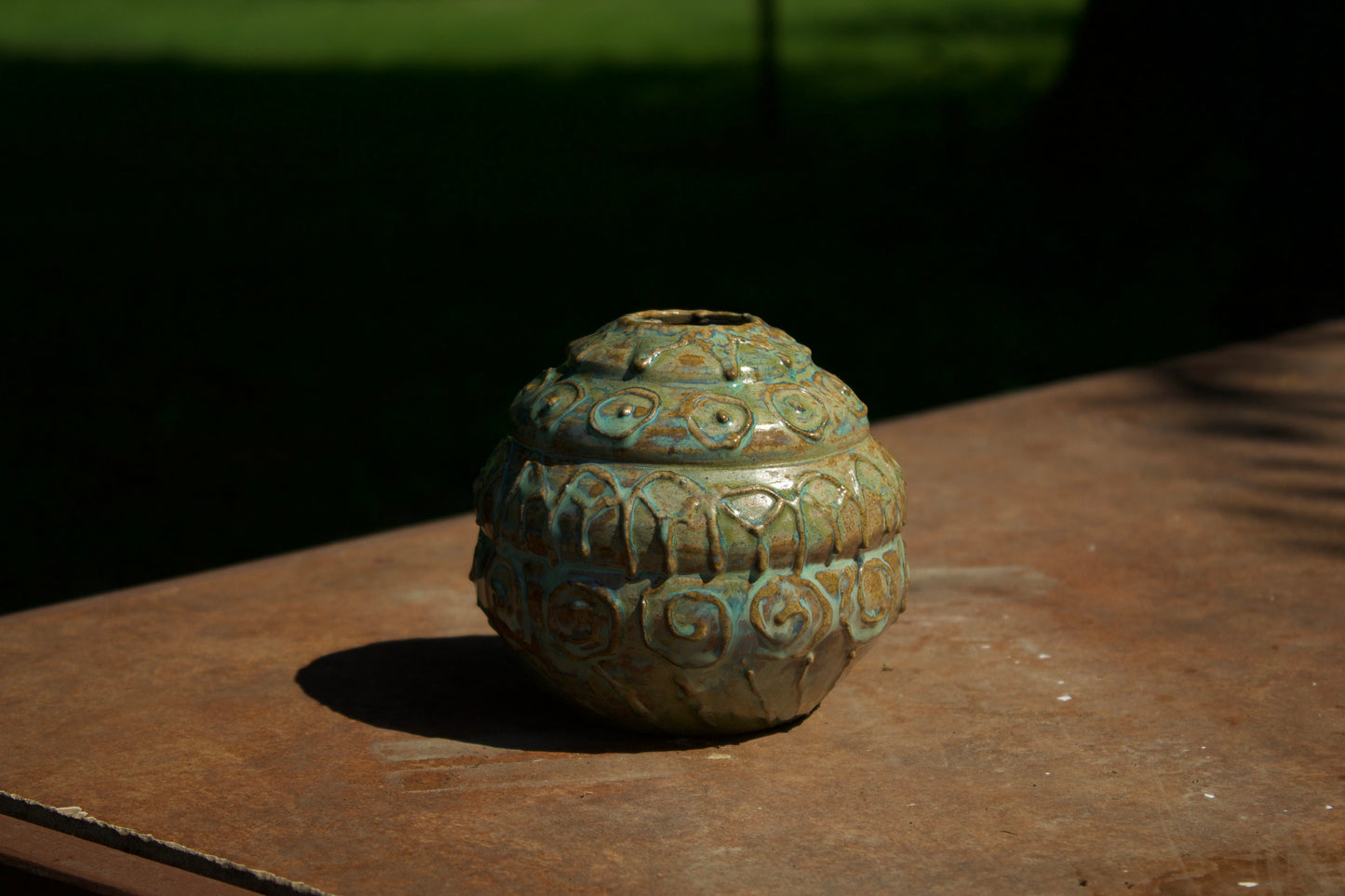 Vaso con decorazioni a rilievo