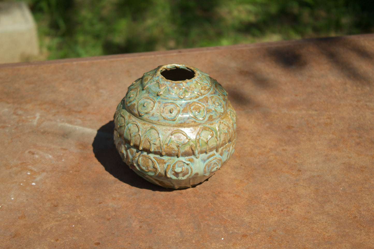 Vaso con decorazioni a rilievo
