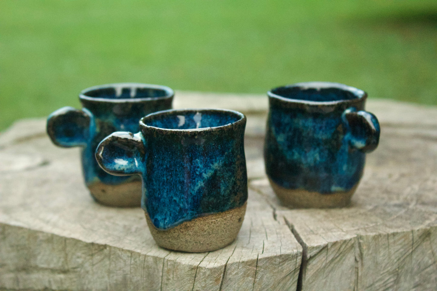 Set di 6 tazzine in grès puntinato con smalto blu