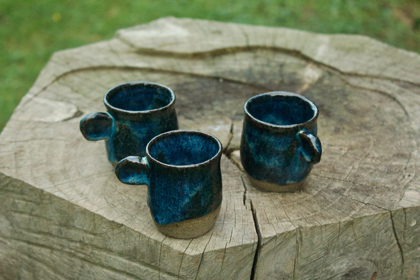 Set di 6 tazzine in grès puntinato con smalto blu