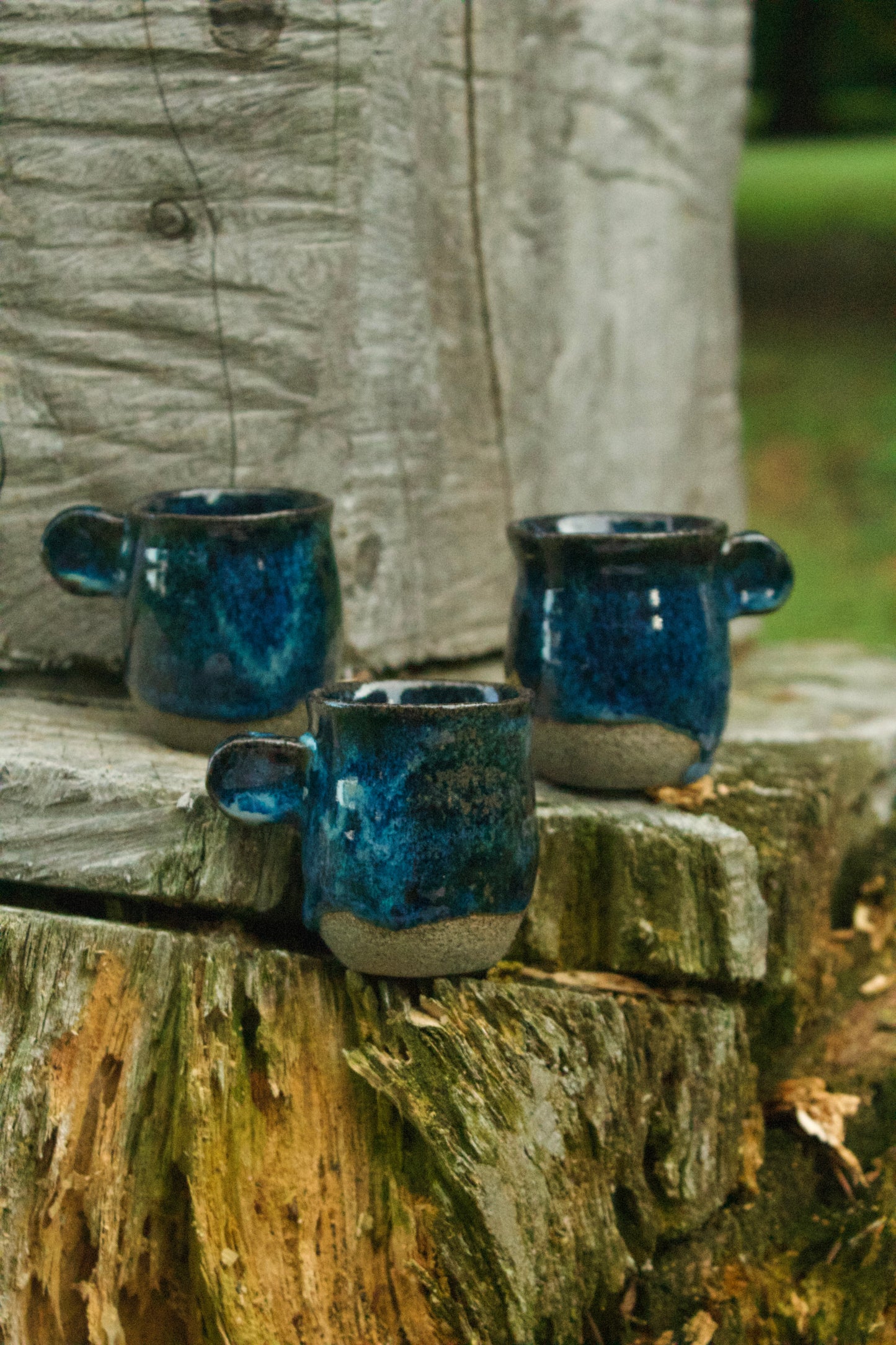 Set di 6 tazzine in grès puntinato con smalto blu