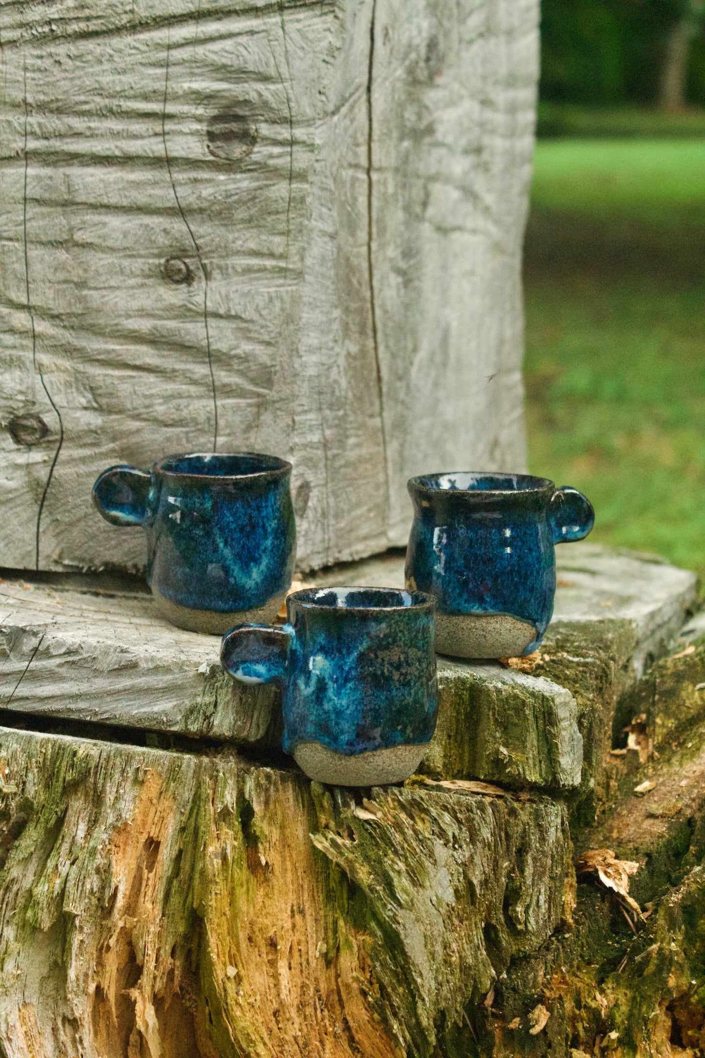 Set di 6 tazzine in grès puntinato con smalto blu