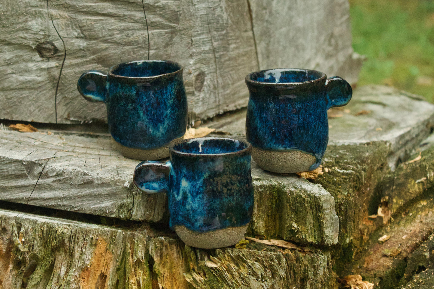 Set di 6 tazzine in grès puntinato con smalto blu