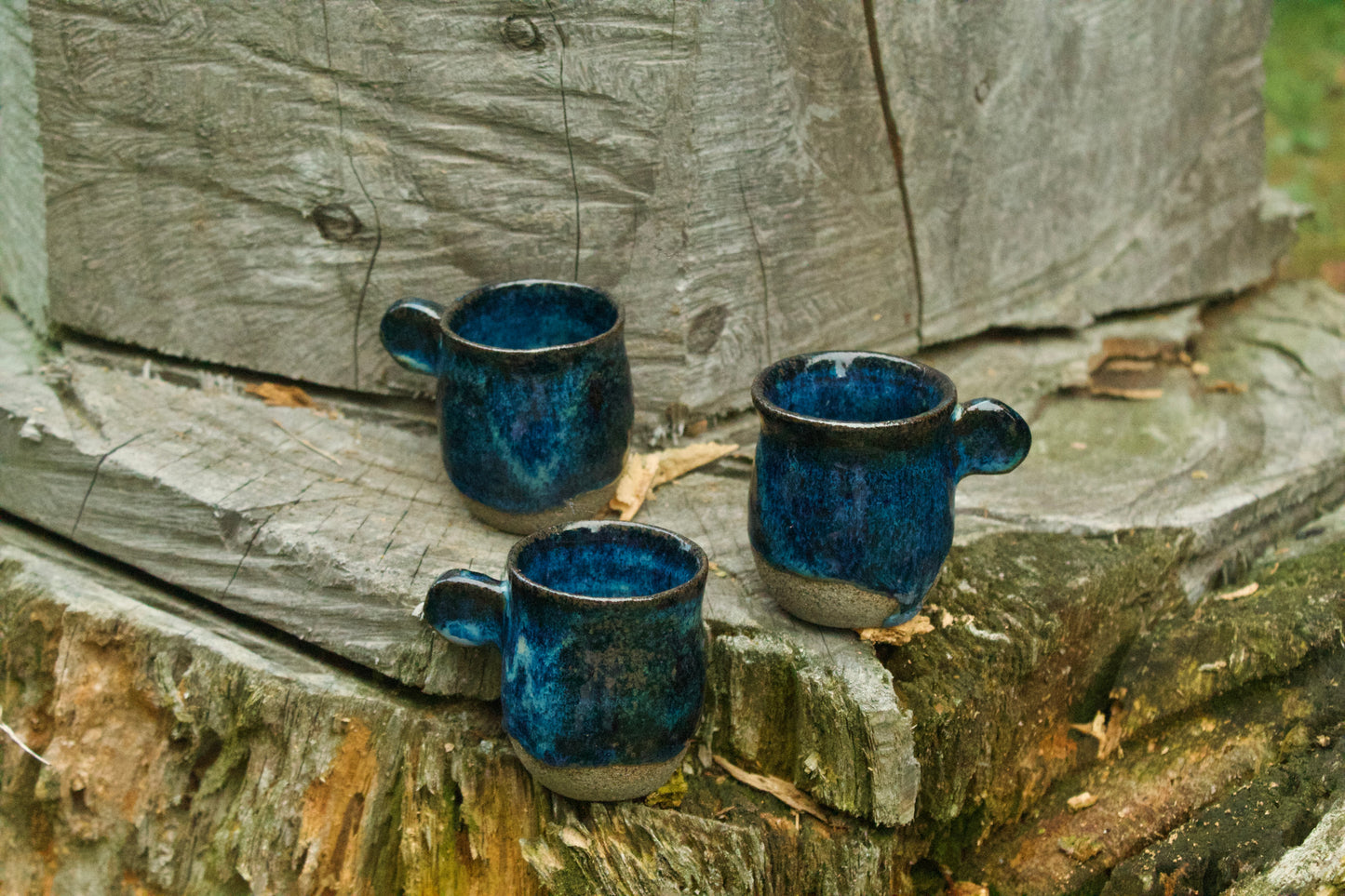 Set di 6 tazzine in grès puntinato con smalto blu