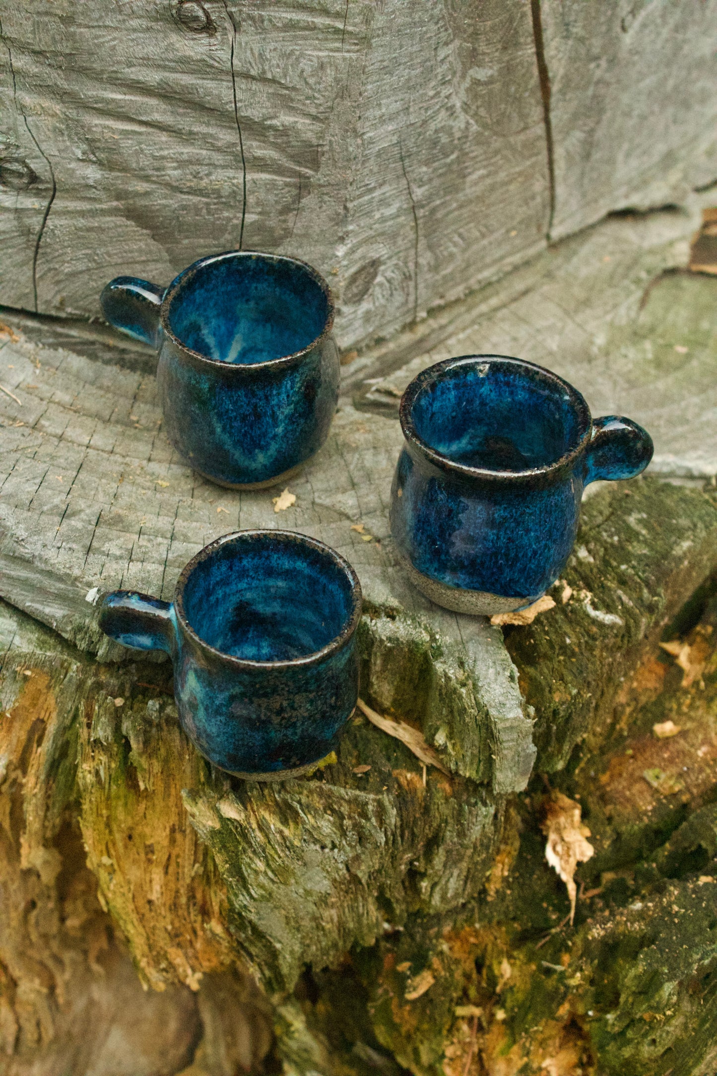 Set di 6 tazzine in grès puntinato con smalto blu