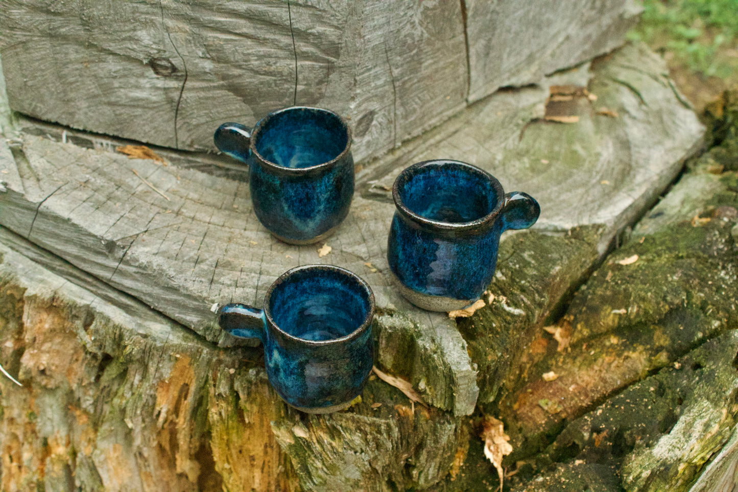 Set di 6 tazzine in grès puntinato con smalto blu
