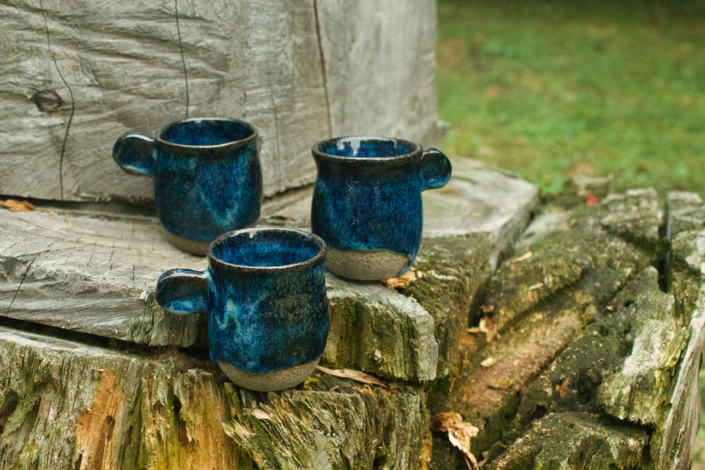 Set di 6 tazzine in grès puntinato con smalto blu