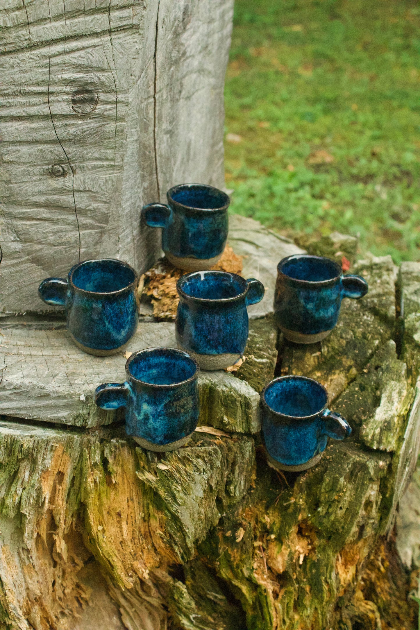 Set di 6 tazzine in grès puntinato con smalto blu