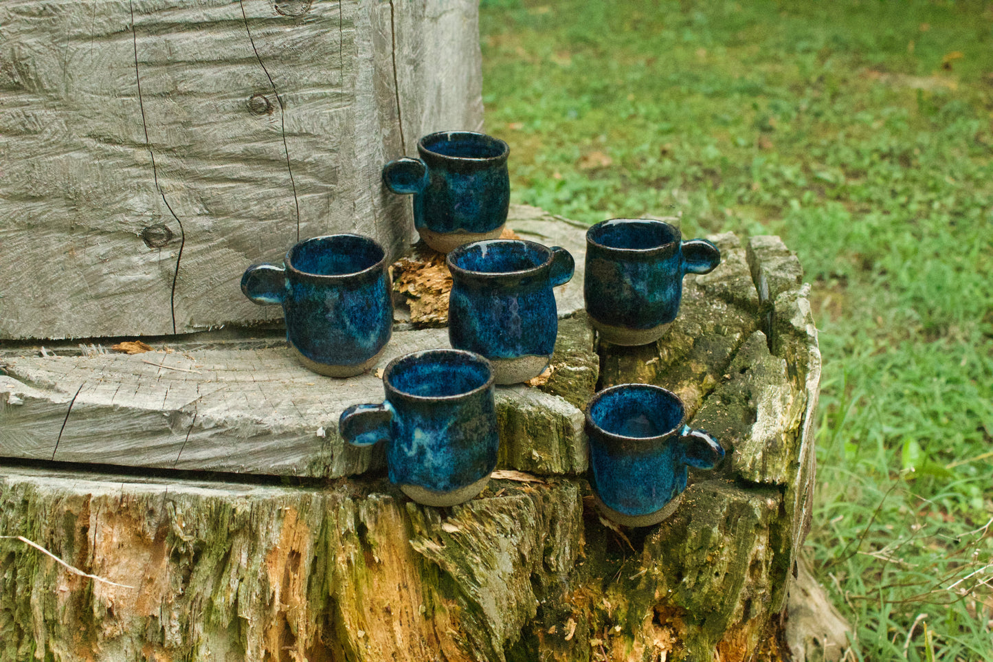 Set di 6 tazzine in grès puntinato con smalto blu