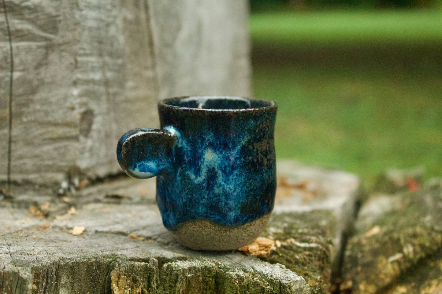 Set di 6 tazzine in grès puntinato con smalto blu