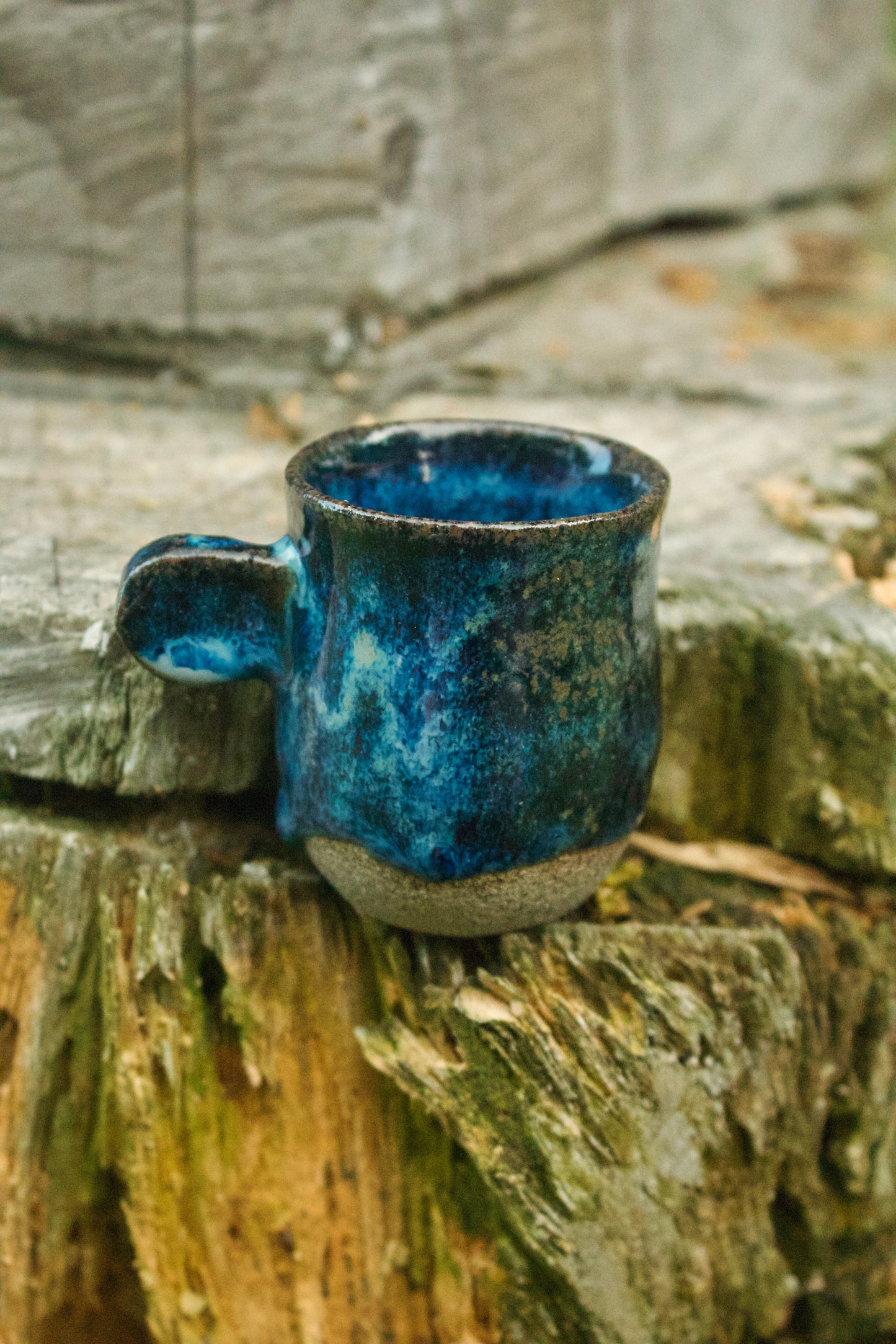 Set di 6 tazzine in grès puntinato con smalto blu