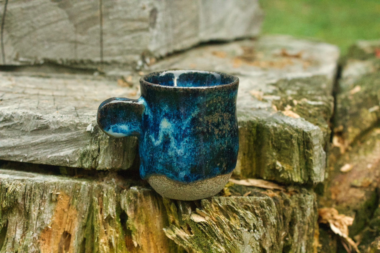 Set di 6 tazzine in grès puntinato con smalto blu