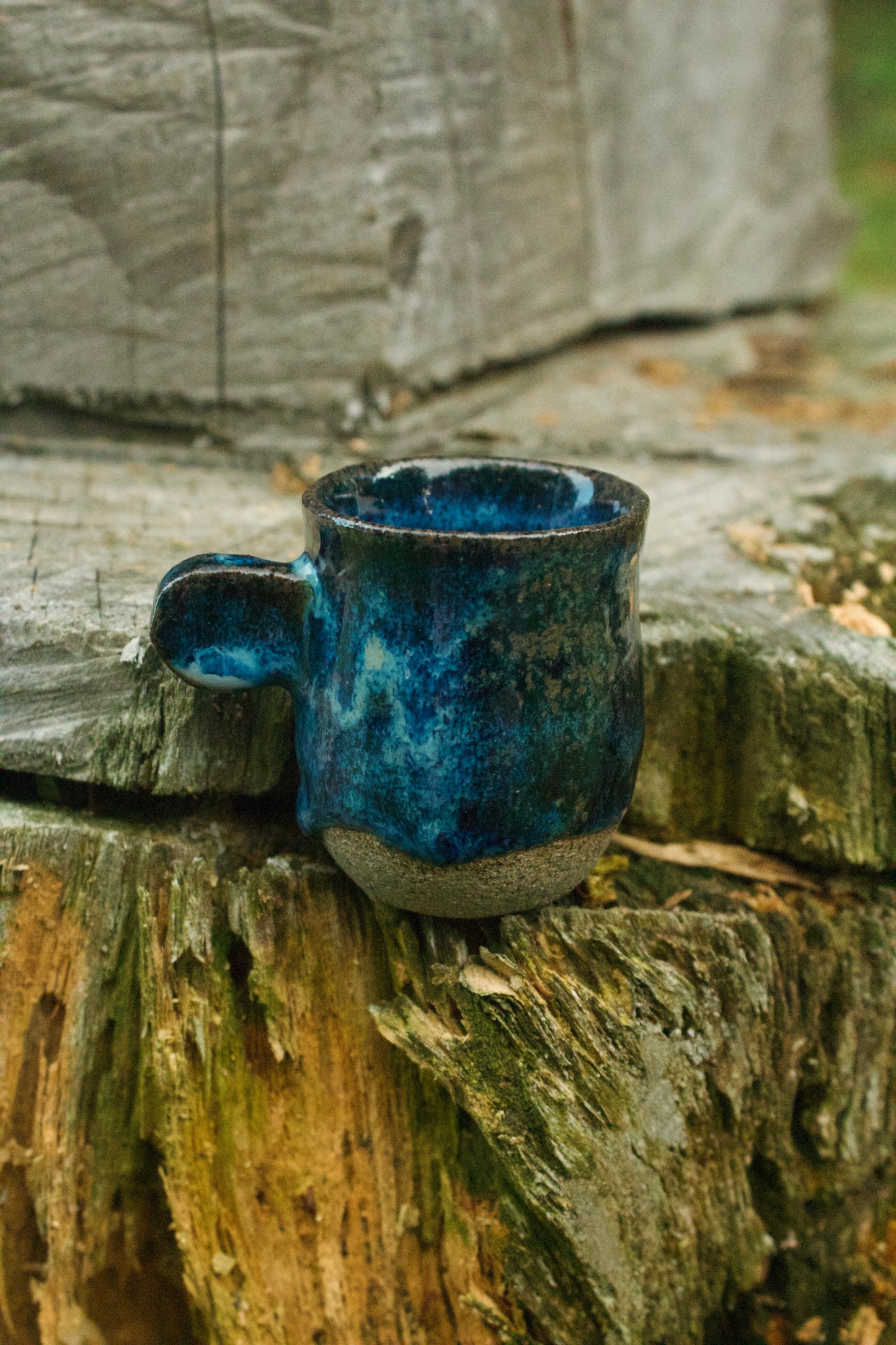 Set di 6 tazzine in grès puntinato con smalto blu