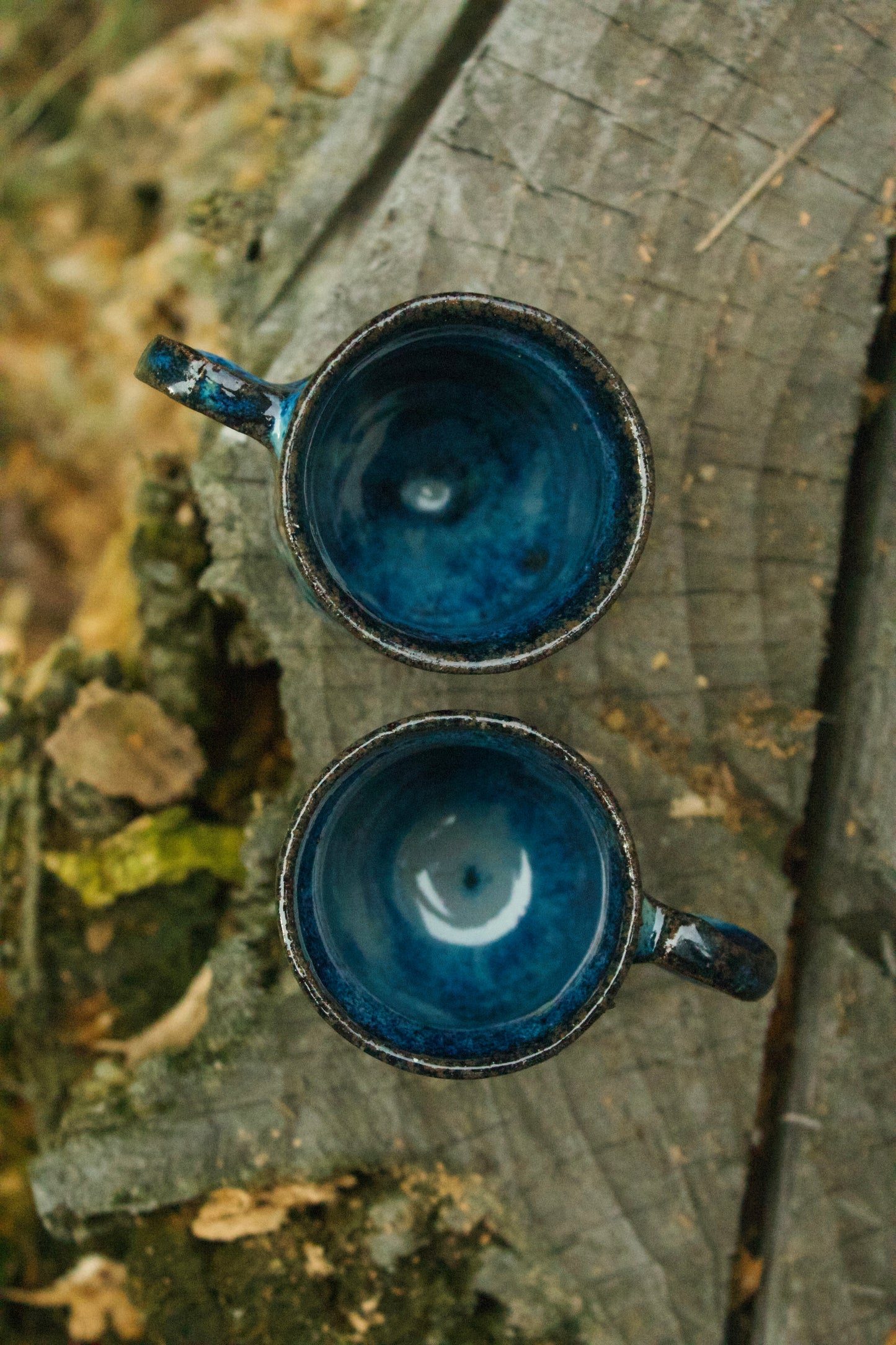 Set di 6 tazzine in grès puntinato con smalto blu