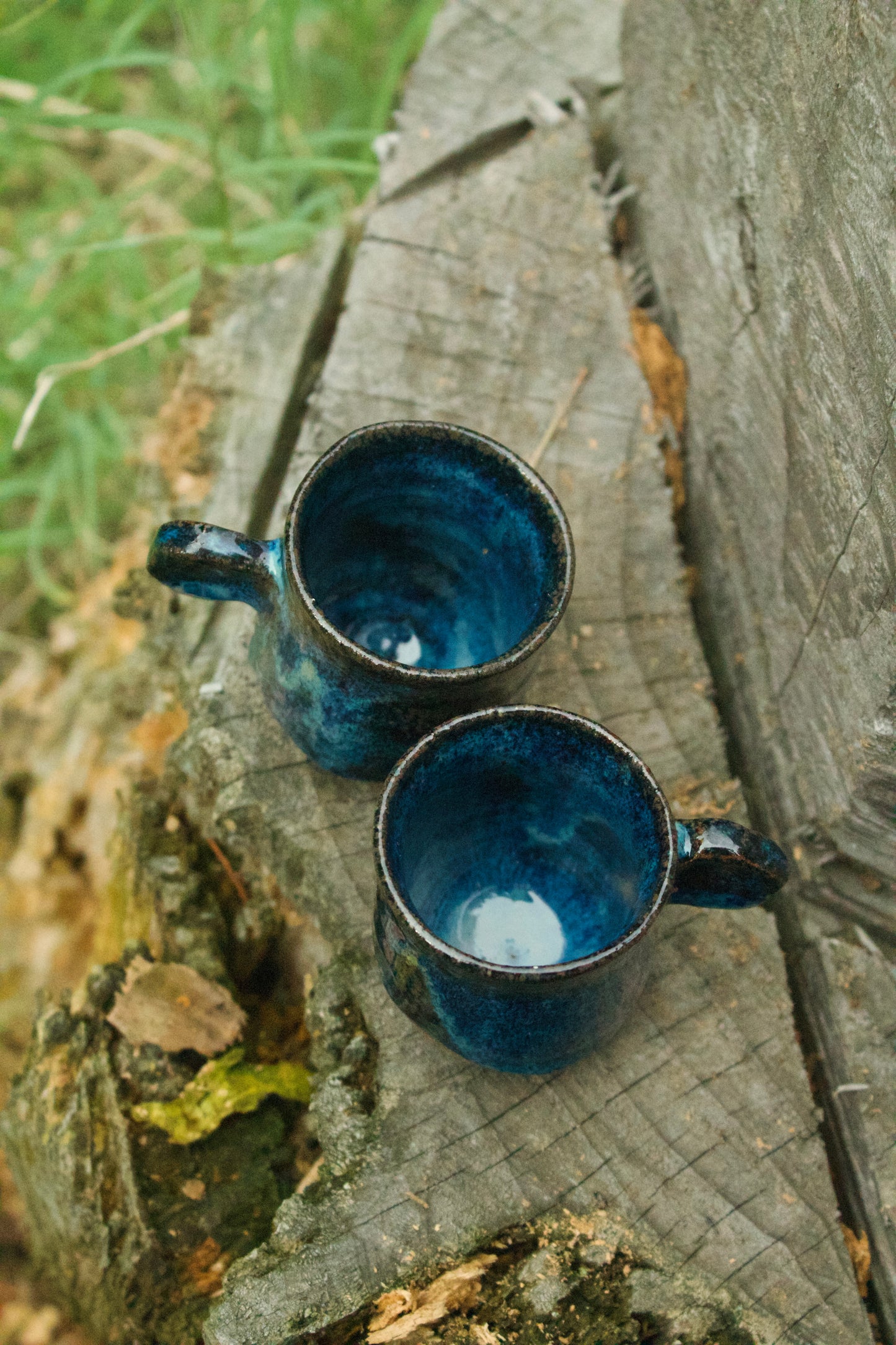Set di 6 tazzine in grès puntinato con smalto blu