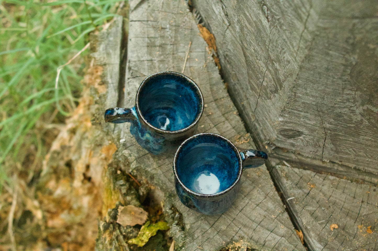 Set di 6 tazzine in grès puntinato con smalto blu